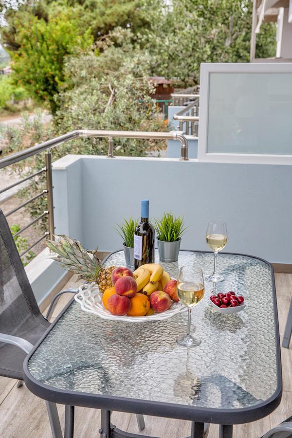 Isalos Suites Néa Péramos Extérieur photo
